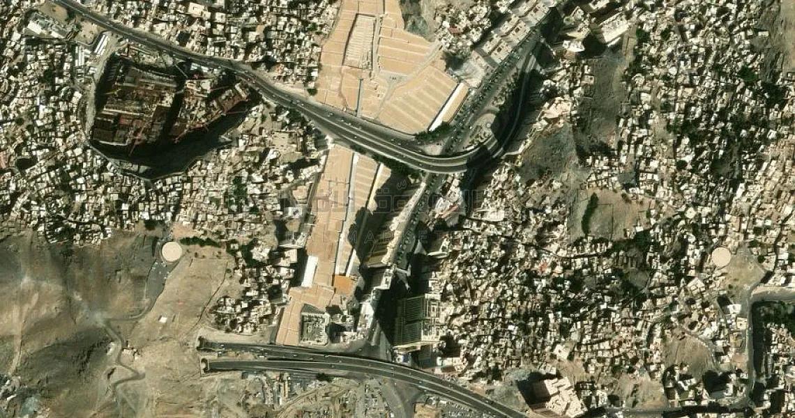 أرض للبيع في العاصمة المقدسة عليها مبنى هدد